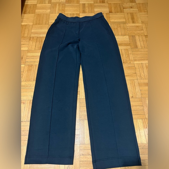 Lululemon Softstreme Pintuck Mid-Rise Pant
Regular - Picture 6 of 9